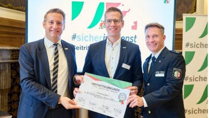 Bürgermeister Christoph Schultz (m.) erhält die Beitrittsurkunde der Stadt Erkrath zum Netzwerk #sicherimDienst von Regierungspräsident Thomas Schürmann (l.) sowie Netzwerkkoordinator und Polizeioberrat Andre Niewöhner (r.). Foto: Thissen