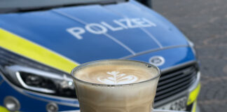 Bei einem Kaffee kann man mit den Beamten ins Gespräch kommen. Foto: Polizei