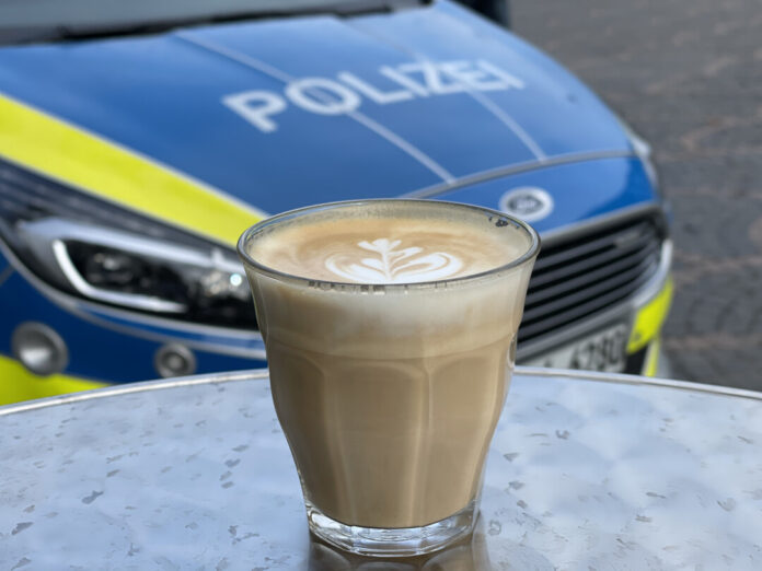 Bei einem Kaffee kann man mit den Beamten ins Gespräch kommen. Foto: Polizei