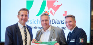 Thomas Schürmann, Regierungspräsident des Regierungsbezirks Düsseldorf, mit Bürgermeister Rainer Ritsche und Andre Niewöhner von der Koordinierungsgruppe der Initiative. Foto: Stadt Wülfrath
