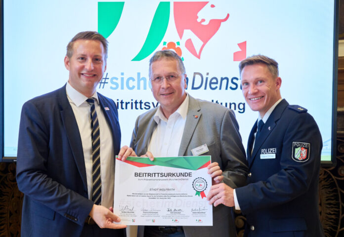 Thomas Schürmann, Regierungspräsident des Regierungsbezirks Düsseldorf, mit Bürgermeister Rainer Ritsche und Andre Niewöhner von der Koordinierungsgruppe der Initiative. Foto: Stadt Wülfrath