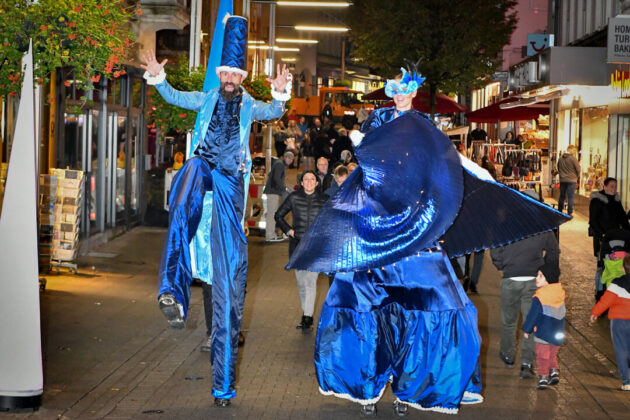 Phantasievoll verkleidete Stelzenläufer mischten sich in der City unter die Beucherinnen und Besucher. Foto: Mathias Kehren