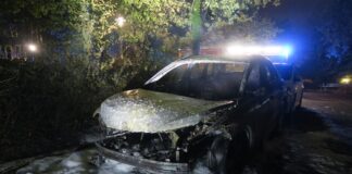 Unter anderem brannte ein Audi vollständig aus. Foto: Polizei