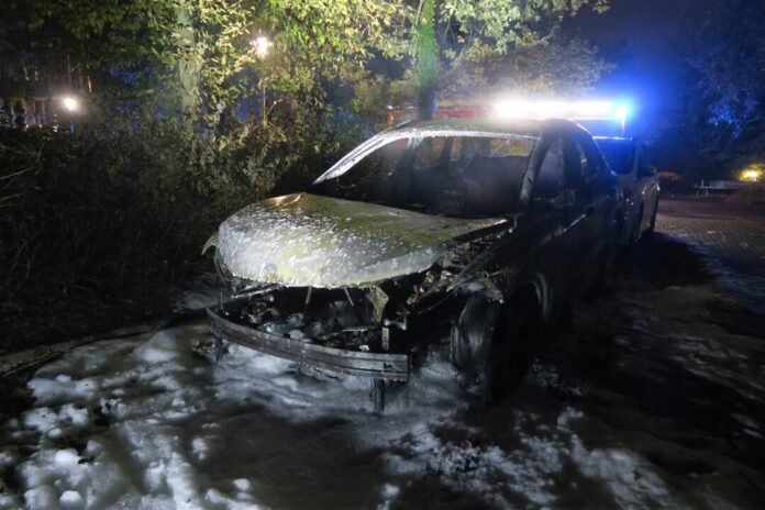 Unter anderem brannte ein Audi vollständig aus. Foto: Polizei