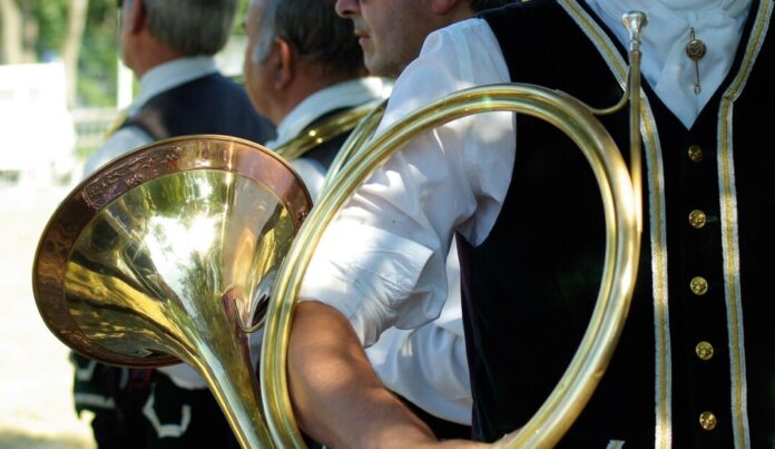 Die Jägerschaft musiziert bei der Hubertusmesse mit ihren Waldhörnern. Foto: Pixabay