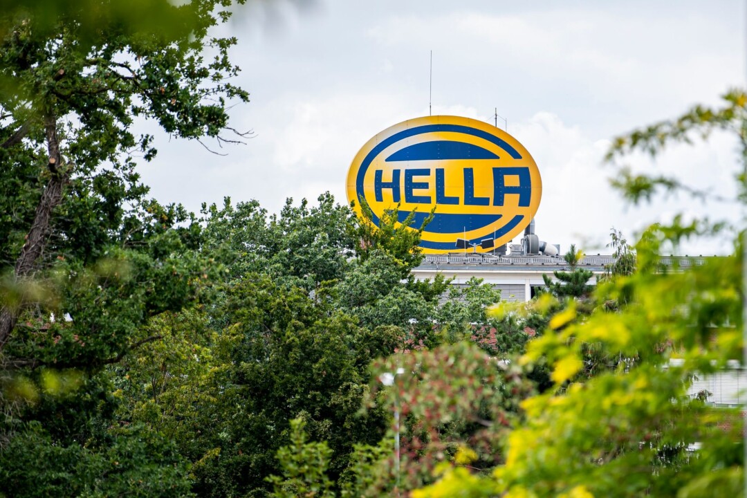 Das Logo des Unternehmens steht auf der Zentrale des Automobilzulieferers Hella.