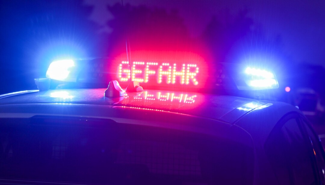 Der Hinweis «Gefahr» leuchtet auf dem Dach eines Einsatzwagens der Polizei.