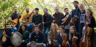 Das Aramic Ensemble sind Güler Bulgurcu (Gesang), Laura Bennek (Blockflöten, Tin Whistle), Aras Abdo (Saz), Serkan Korur (Saz, Gesang), Muhannad Abufacher (Oud), Assad Alsehnawi (Oud), Jenny Harris (Violine), Rahel Löwentraut (Cello), Rabii Toutou (Perkussion). Foto: Aramic Ensemble