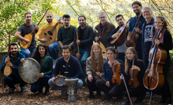 Das Aramic Ensemble sind Güler Bulgurcu (Gesang), Laura Bennek (Blockflöten, Tin Whistle), Aras Abdo (Saz), Serkan Korur (Saz, Gesang), Muhannad Abufacher (Oud), Assad Alsehnawi (Oud), Jenny Harris (Violine), Rahel Löwentraut (Cello), Rabii Toutou (Perkussion). Foto: Aramic Ensemble