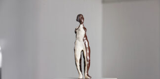 Carol Pilars de Pilar, Alltag / Everyday Life, 2020, Keramik, glasiert, Höhe ca. 30 cm, © Carol Pilars de Pilar 2023, Foto: Franklin Berger