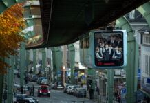 Schwebebahn mit Passagieren in Wuppertal, Deutschland.