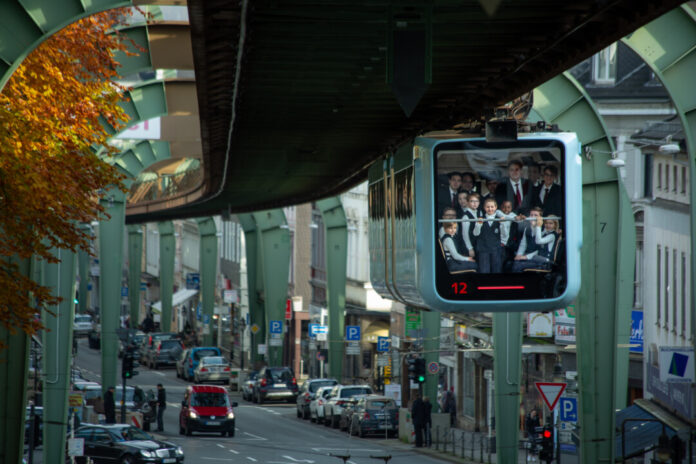 Schwebebahn mit Passagieren in Wuppertal, Deutschland.