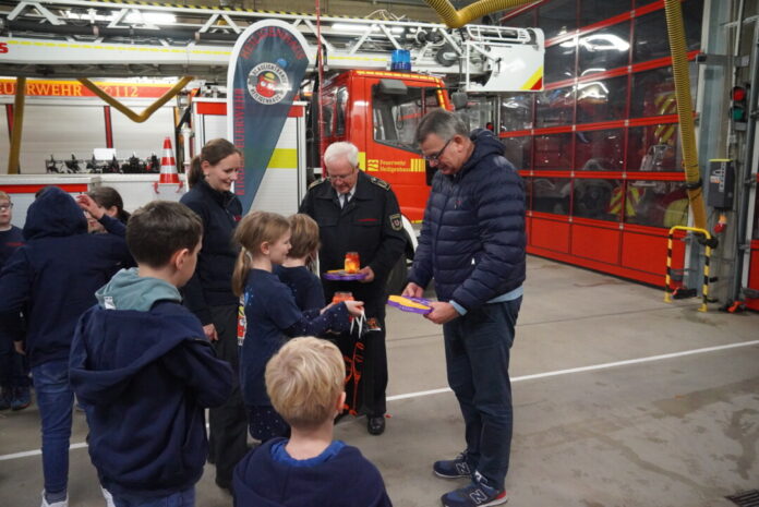 Die Kinder freuten sich über die Geschenke. Foto: Feuerwehr Heiligenhaus