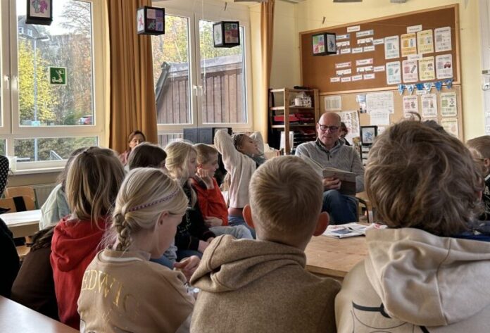 Peter Beyer liest an der Grundschule Kuhstraße anlässlich des Vorlesetages. Fotorechte: Peter Beyer