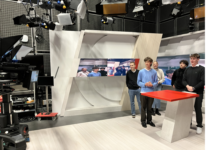 Schülerinnen und Schüler des Gymnasiums Essen-Überruhr besichtigen die ZDF und WDR-Fernsehstudios in Düsseldorf. Foto: Sparda-Bank West