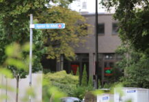 Ein Schild weist den Weg zur Agentur für Arbeit. Foto: Volkmann