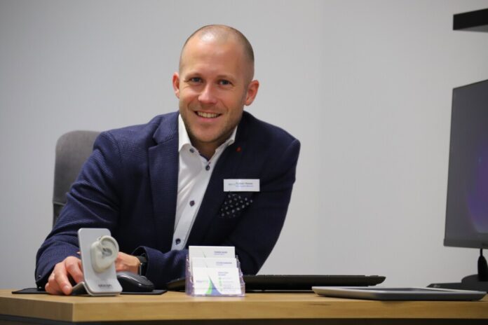 Der Hörakustikermeister Torben Haase leitet die Velberter Filiale. Foto: Volkmann