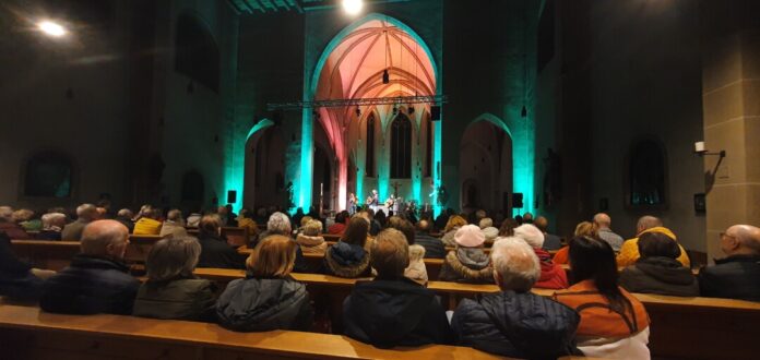 Der irische Abend in der Kirche kam offensichtlich gut an - die Bänke waren voll. Foto: privat