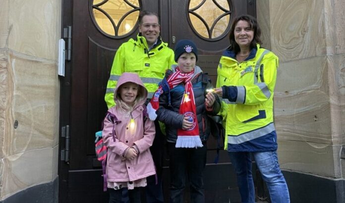 Auch die Schüler der Anne-Frank-Schule in Ratingen wurden von Sascha Becker und Tanja Smigoc vom Straßenverkehrsamt mit Blinkis bedacht. Foto: Kreis ME