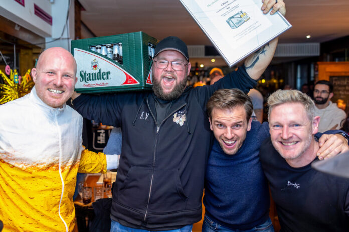 tauder-Mitarbeiter Stefan Lorenz, Sieger Kevin Vössing sowie Dennis Kinski und Nils Kretschmar vom ausrichtenden Schockclub "2blind". Foto: Stauder-Brauerei