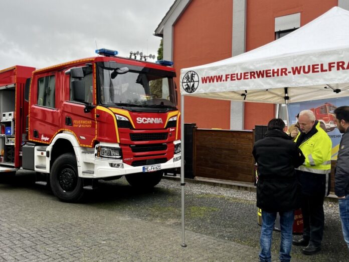 Die Erwachsenen informierten sich auf dem Vorplatz der Fatih-Moschee über die Aufgaben der Freiwilligen Feuerwehr. Foto: Feuerwehr