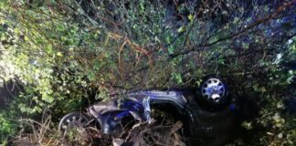 Der Wagen landete stark deformiert in der Böschung. Foto: Feuerwehr Erkrath