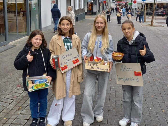 Vier Schülerinnen des Velberter Nikolaus-Ehlen-Gymnasiums, die sich für die Spendenaktion engagieren. Foto: privat