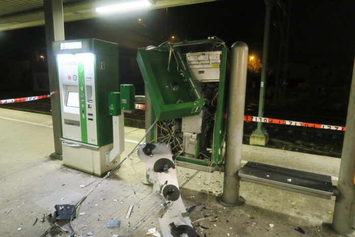 Der Ticketautomat war erheblich beschädigt worden. Foto: Polizei