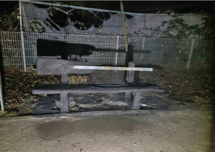 Die Bank brannte nahezu vollständig ab. Foto: Polizei
