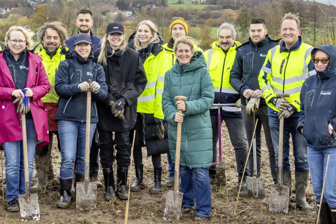 Auch Hochtief-Vorständin Martina Steffen (im grünen Mantel) setzte den Spaten an. Foto: Hochtief