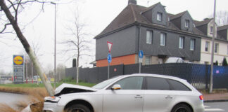 Den an dem Wagen entstandenen Schaden schätzt die Polizei auf eine Summe im fünfstelligen Bereich. Foto: Polizei