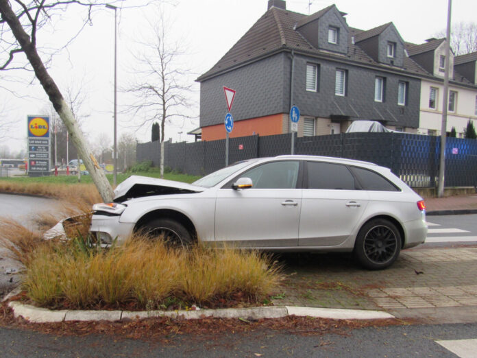 Den an dem Wagen entstandenen Schaden schätzt die Polizei auf eine Summe im fünfstelligen Bereich. Foto: Polizei