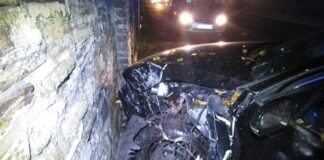 Der Wagen wurde im Frontbereich erheblich beschädigt. Foto: Polizei