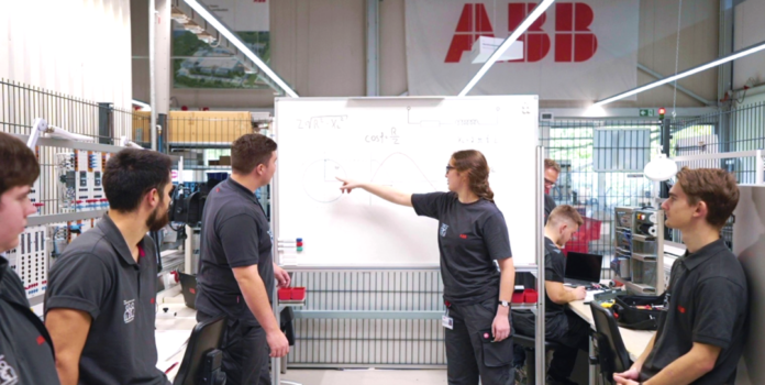 Im ABB-Werk in Ratingen können Schülerinnen und Schüler verschiedene Ausbildungsberufe kennenlernen. Foto: ABB