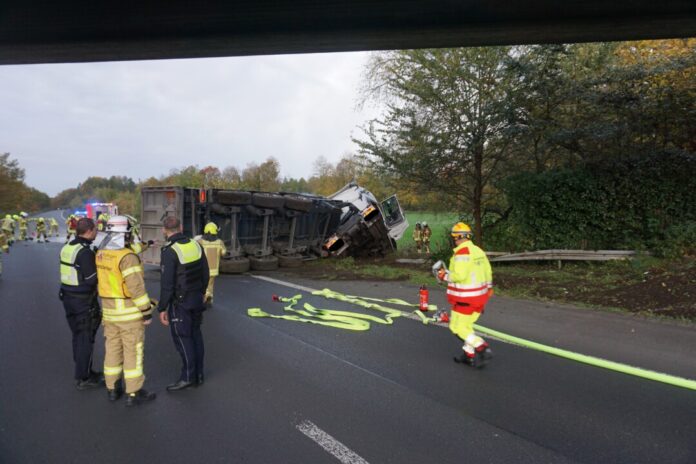 Der Auflieger kippte auf die Seite und verlor seine Ladung. Foto: FW Ratingen