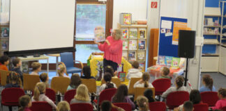Beim Bücherrummel in der Erkrather Stadtbücherei treffen 1.200 Grundschulkinder auf die Menschen „hinter“ den Büchern. Foto: Stadt Erkrath