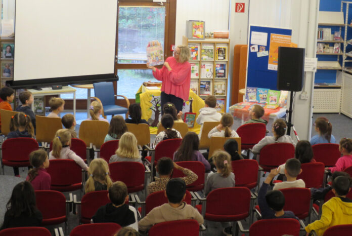 Beim Bücherrummel in der Erkrather Stadtbücherei treffen 1.200 Grundschulkinder auf die Menschen „hinter“ den Büchern. Foto: Stadt Erkrath