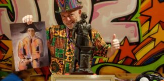 Michael Baaske zeigt Picassos Kunst, darunter der erste Preis für den Wettbewerb: Ein gerahmter Siebdruck aus der Serie "War and Peace" (1952). Foto: privat