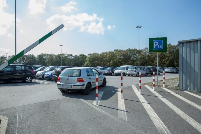 Startpunkt zum Weihnachtsmarkt: Der Parkplatz P13 liegt nur wenige Gehminuten von der Rheinbahn-Haltestelle „Lohausen“ entfernt. Foto: Andreas Wiese / Flughafen Düsseldorf