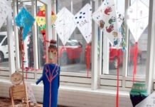 Die Drachen sind im Wintergarten der Kinderbibliothek ausgestellt. Foto: Stadt Ratingen