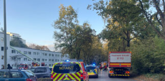 Die Feuerwehr vor Ort bei dem Brandeinsatz am Eichendorffweg. Foto: FW Erkrath