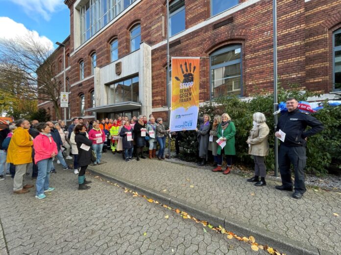 Die Stadt hat zusammen mit dem SKFM vor dem Rathaus zum "Internationalen Tag zur Beseitigung von Gewalt gegen Frauen“ ein deutliches Zeichen gesetzt. Foto: Kreisstadt Mettmann