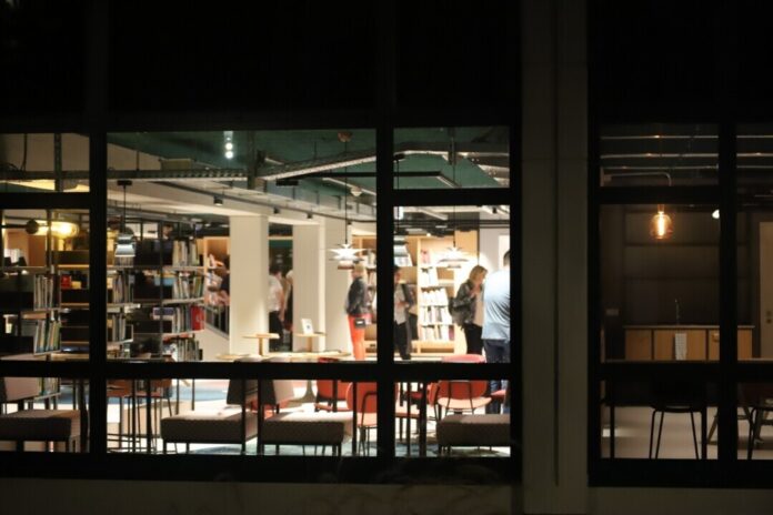 Die Bibliothek im Forum Velbert können Interessierte an sieben Tagen die Woche und auch bis in die Abendstunden hinein besuchen. Foto: Volkmann