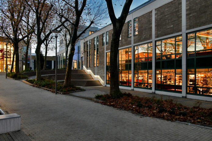 Das Forum Velbert und die Stadtbücherei sind auch abends geöffnet. Foto: Mathias Kehren