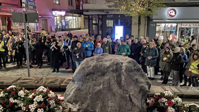 Rund 200 Menschen nahmen an dem Gedenkgang durch Velbert teil, der sie bis zum Platz Am Offers (Foto: Stadt Velbert) führte.