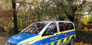 Der beschmierte Streifenwagen in Langenberg. Foto: Polizei