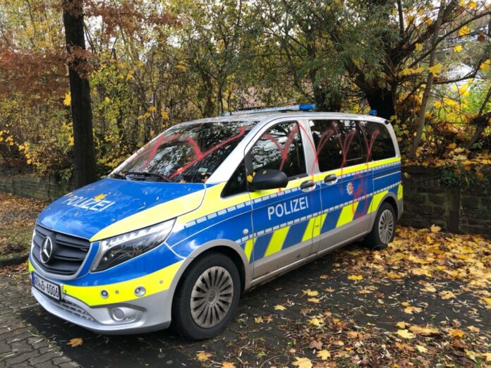 Der beschmierte Streifenwagen in Langenberg. Foto: Polizei