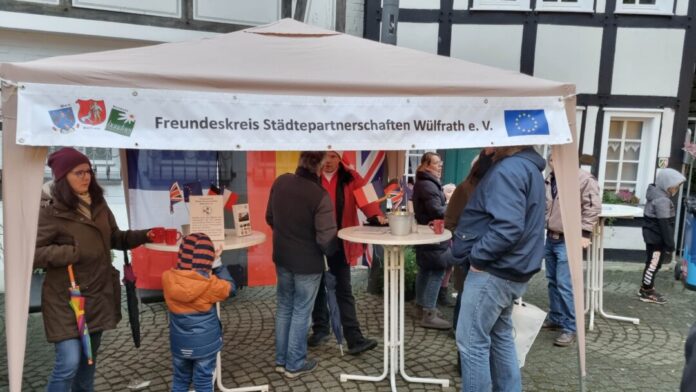 Der Verein steht mit seinem Info-Pavillon am Nachmittag des 2. Dezember in der Stadt. Foto: privat