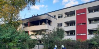 Die Feuerwehr vor Ort bei dem Brandeinsatz am Eichendorffweg. Foto: FW Erkrath