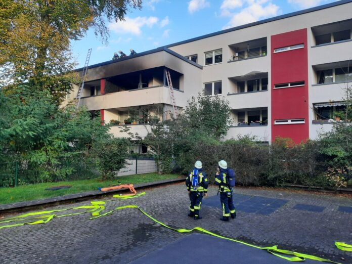 Die Feuerwehr vor Ort bei dem Brandeinsatz am Eichendorffweg. Foto: FW Erkrath